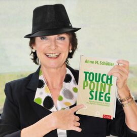 Bestsellerautorin Anne M. Schüller mit ihrem Buch "Touch.Point.Sieg."
